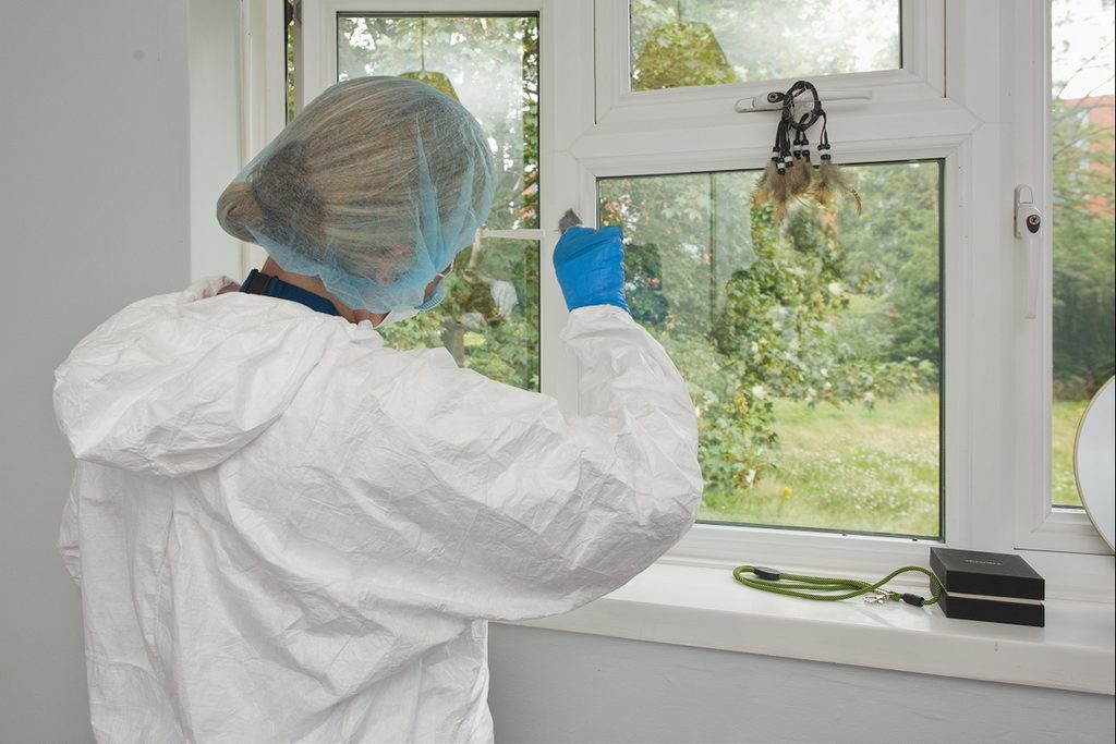 A CSI examines a window for fingerprints © 2023 FTP/MB