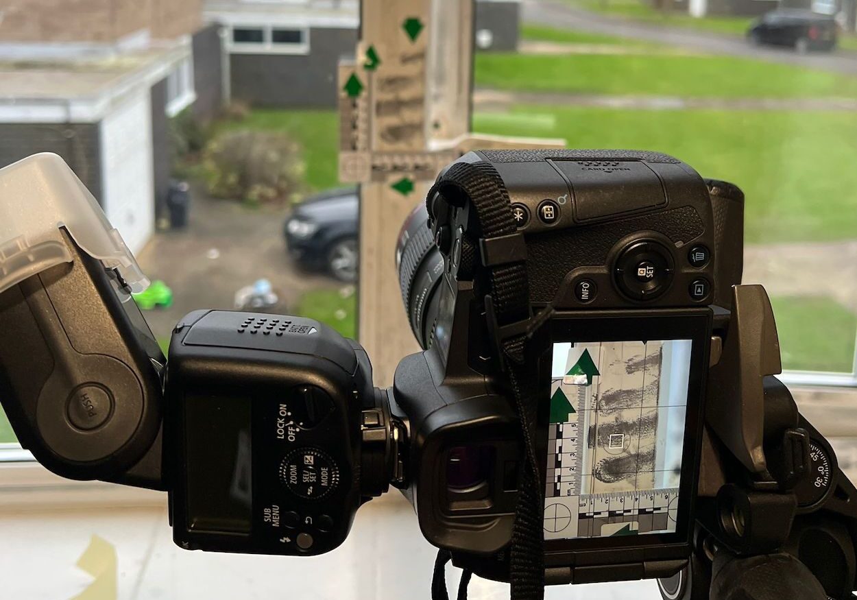 FTP Training Nikon camera set up to photograph a FM on a window frame 24-13 Nikon Mirrorless camera on a tripod set up to photography fingermarks on a window frame