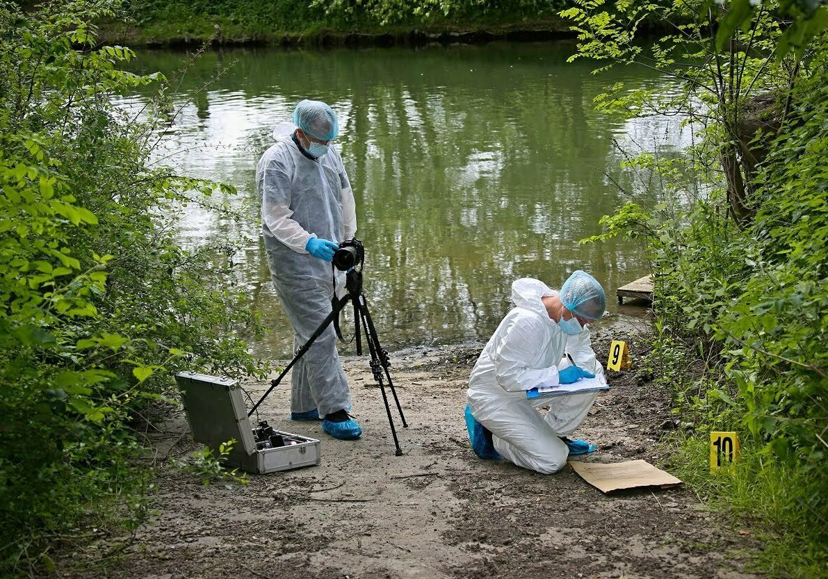 CSIs at work Two CSI's working together at a mock crime scene